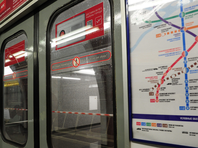 ЧП в питерском метро: человек прыгнул под движущийся поезд