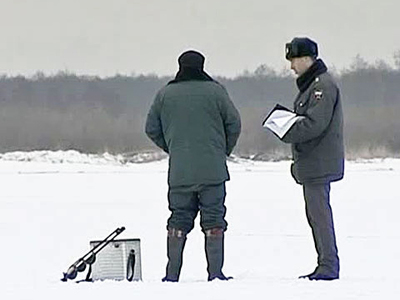 Два рыбака провалились под лед в Ленинградской области