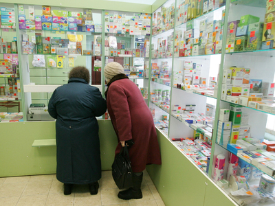 Медведев призвал не допустить вымывания дешевых лекарств из аптек