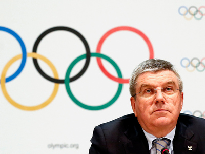 Президент МОК доволен, что Олимпиада-2022 и чемпионат мира по футболу пройдут в разные сроки