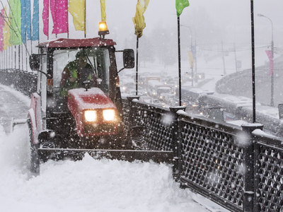 На улицы Москвы вышли тысячи единиц снегоуборочной техники