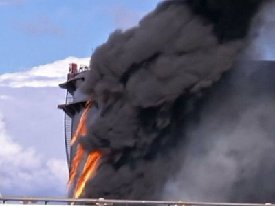 В бразильском порту пятый день бушует пожар на крупном складе нефтепродуктов