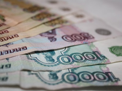 Рубль продолжает падение к доллару и евро