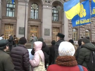 Киевляне митингуют против повышения тарифов на проезд в метро