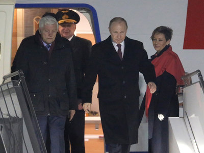 Путин прибыл на нормандские переговоры последним