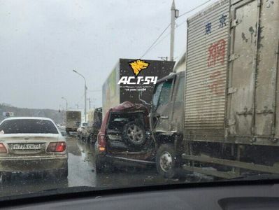 Водитель грузовика спровоцировал массовое ДТП под Новосибирском