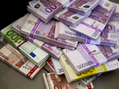 На Мосбирже евро упал ниже 62 руб.