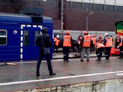 На Павелецком вокзале в Москве электричка сошла с рельсов
