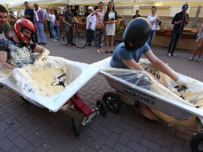 В центре Москвы прошли гонки в ваннах, наполненных майонезом
