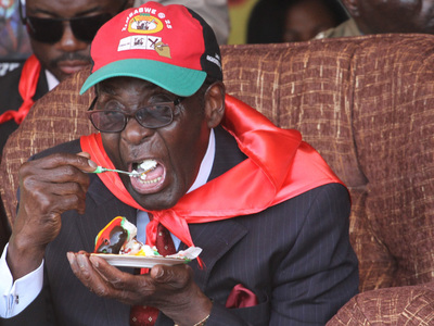 Мугабе назвал себя подопытным кроликом для поваров