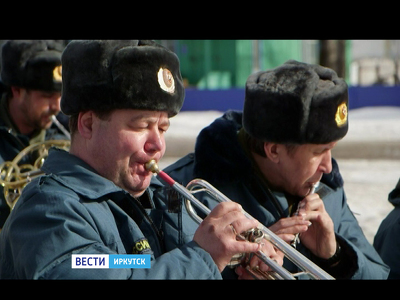 Спасатели сыграли на музыкальных инструментах жителям сибирских деревень