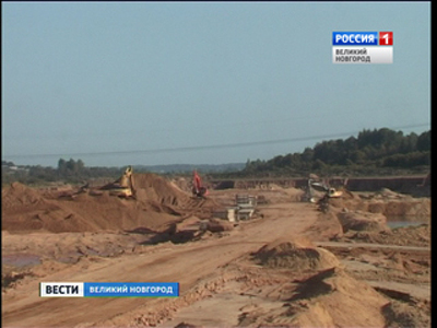 Новгородские дороги, разбитые строителями трассы М-11, сделают в 2018 году