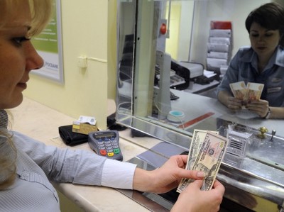 Спрос россиян на наличную валюту упал в четыре раза