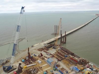 Забиты первые сваи на морских участках Крымского моста