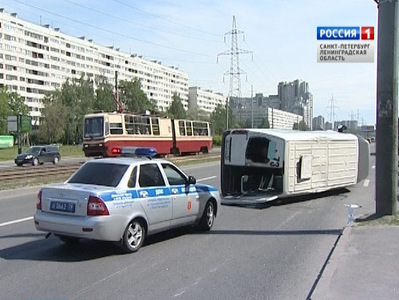 В Петербурге маршрутка перевернулась после столкновения с джипом