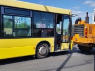 В Череповце рейсовый автобус врезался в трактор. Есть пострадавшие