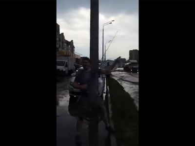 В Казани сняли на видео ловлю рыбы на затопленной дождем трассе