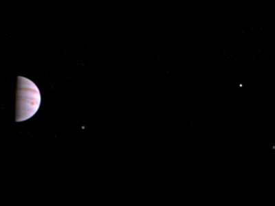 Зонд "Юнона" передал первые снимки Юпитера и его крупнейших спутников, вошли не все