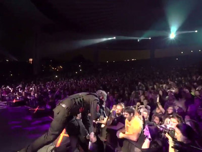 Вокалист Slipknot выбил телефон из рук фаната, чтобы тот не отвлекался. Видео