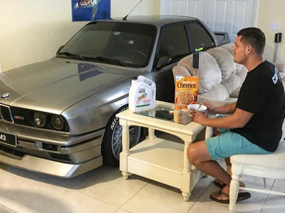 Владелец спрятал BMW M3 от урагана у себя дома