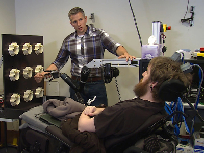 Нейроинтерфейс помог парализованному почувствовать робопальцы