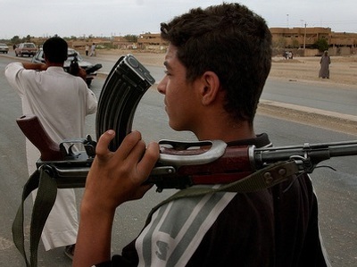 Вооруженные арабы завели автомобиль с помощью АК-47