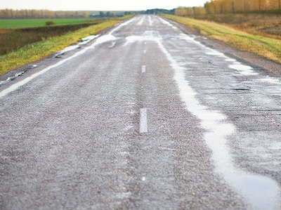 На ремонт российских дорог не успевают тратить деньги