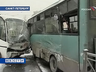 При столкновении маршруток погибли двое и пострадали девять человек (фото, видео)