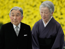 Японский император Акихито покинет свой трон в марте 2019 года