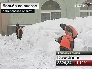 Трудно заметить залегшего в снегу. Сугробов борец. Снег из Сибири в Москву. Медведев завез снег. Боремся снегом боремся на тракторе надписями картинки.